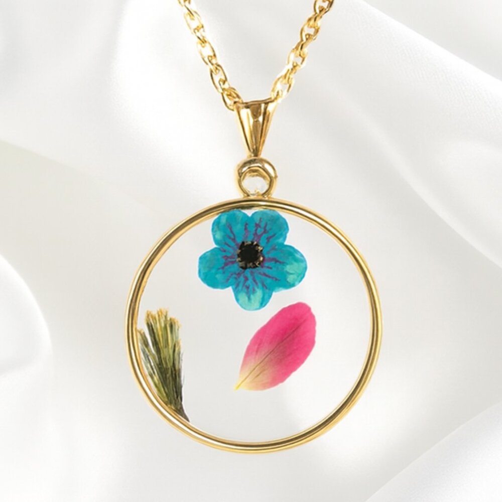 Gold Botanical Resin Pendant Necklace with Pressed Flower – Handmade Jewelry